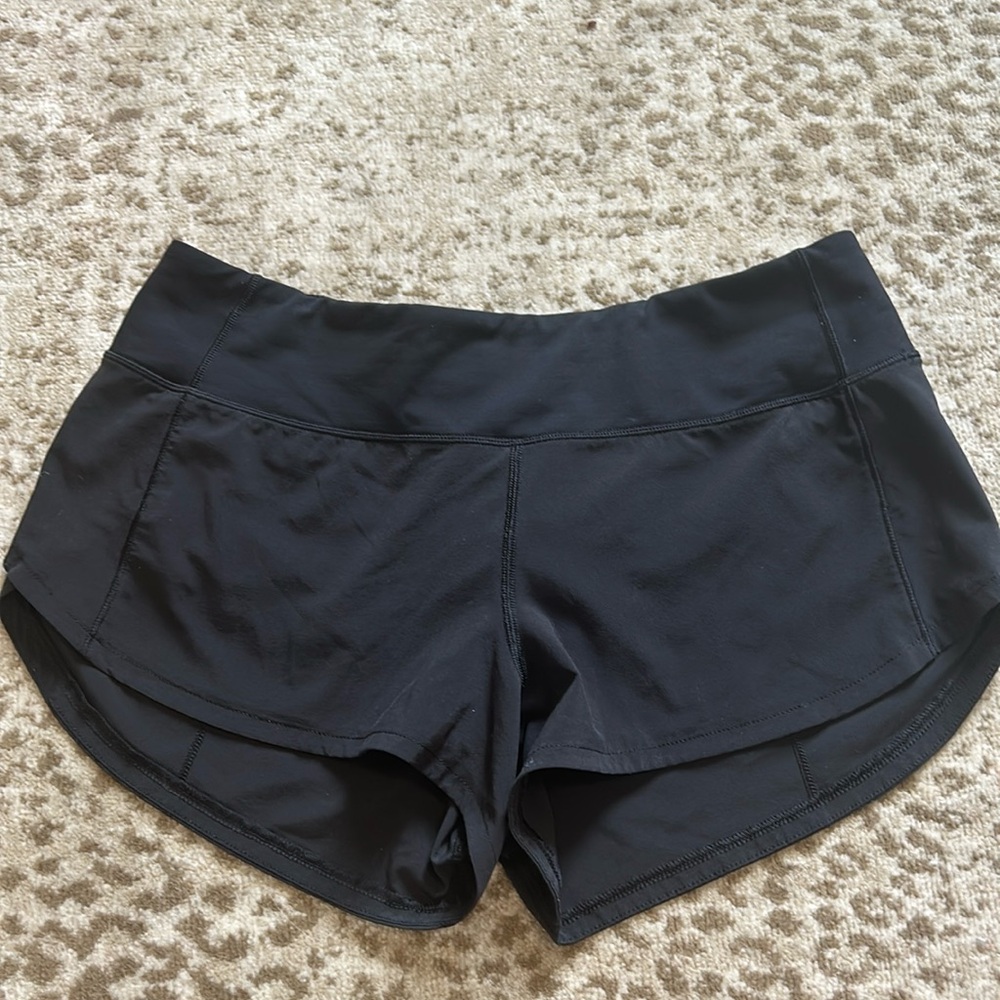 EUC lululemon size 4 Speed up shorts, 2.5 inch